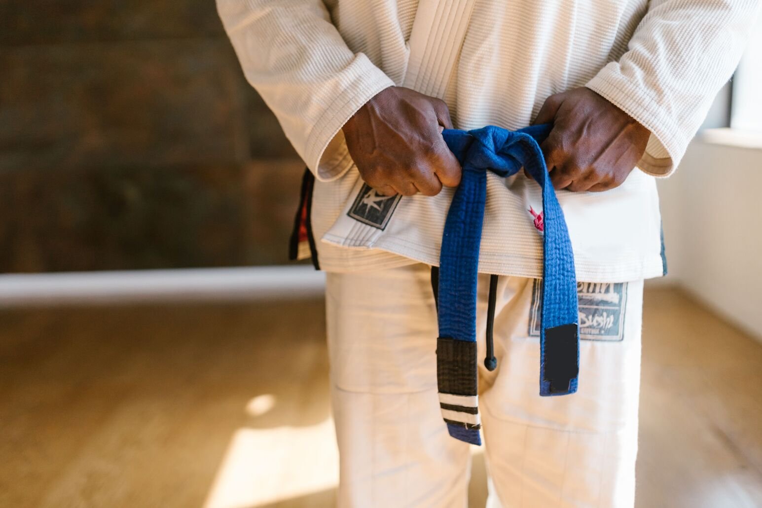 Un practicante cinturón azul de jiujitsu brasileño
